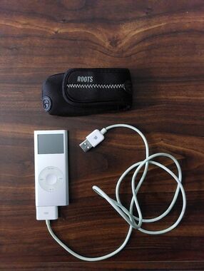 Apple Silver iPod Nano with Black Roots Case